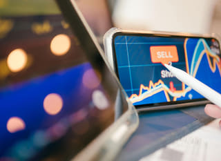 Handelaar op meerdere markten analyseert Bitcoin Ethereum en forex-opties